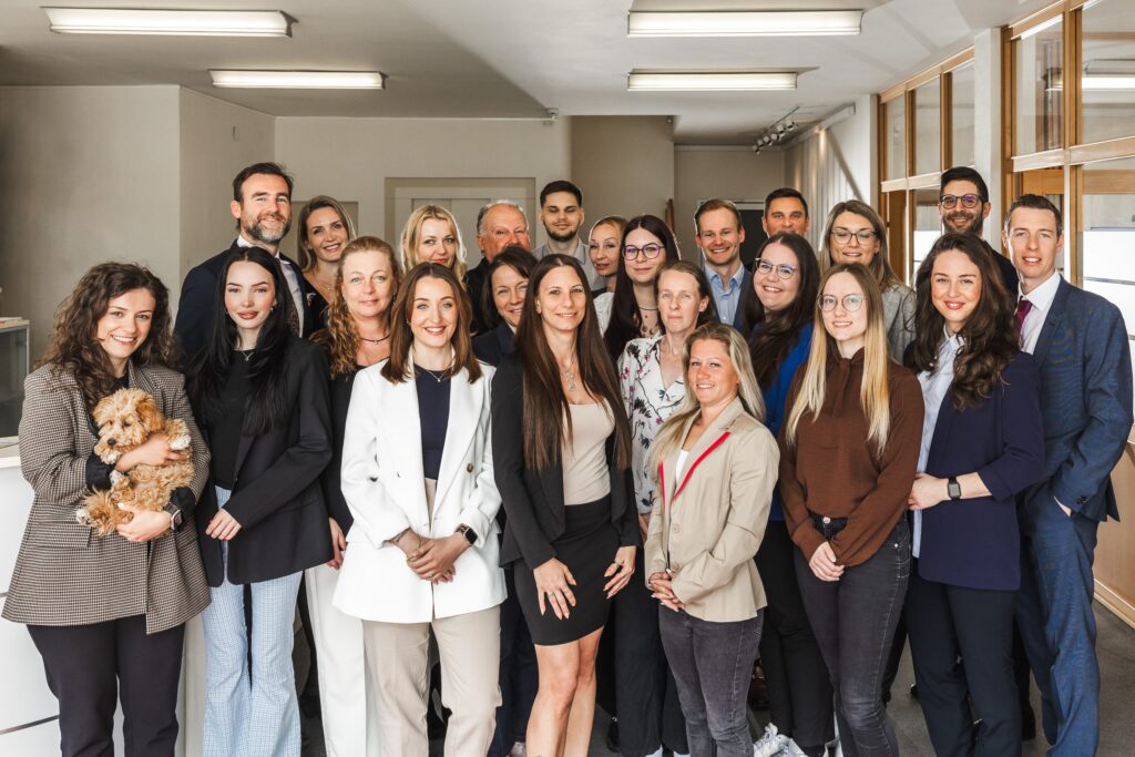 Gesamtes Team der Steuerberatung L-Quadrat im Büro
